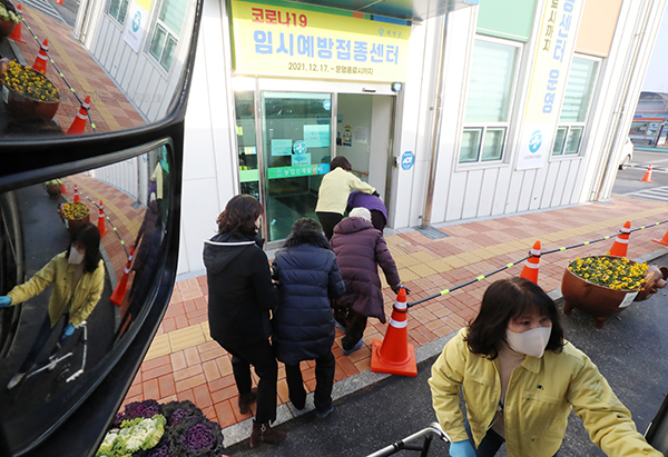 전남 곡성군에서 위탁의료기관이 없는 오지마을 고령층의 코로나19 백신 접종을 돕기 위해 마을별 전세버스를 운영해 접종 희망자들을 이송하고 있다. (사진=저작권자(c) 연합뉴스, 무단 전재-재배포 금지)