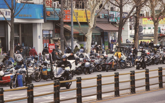▶2022년 1월 5일 서울 종로구 동대문 종합시장 주변 도로에서 퀵서비스 기사들이 짐을 나르고 있다. (사진제공=문화체육관광부)