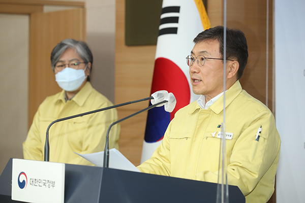 권덕철 중앙재난안전대책본부 제1차장(보건복지부 장관)이 정례브리핑을 진행하고 있다. (사진=보건복지부)