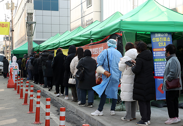 광주 북구보건소 선별진료소에서 코로나19 PCR 검사를 받으려는 시민들이 길게 줄 서 있다. (사진=저작권자(c) 연합뉴스, 무단 전재-재배포 금지)