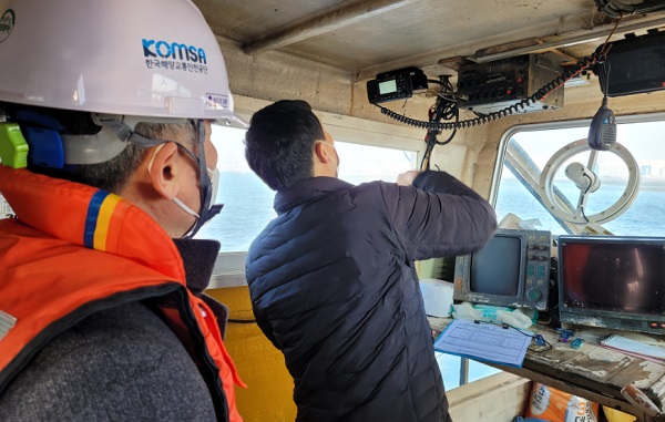 어선 항해·통신장비 안전점검 모습. (사진=해양수산부)