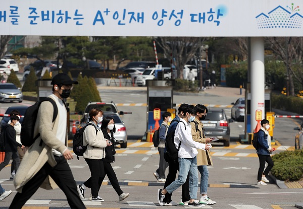 정부가 정책결정과정에 청년 주도성을 확대하고 청년정책 추진기반 마련 및 내실화를 위한 다양한 정책들을 추진한다. 사진은 대학 캠퍼스 안을 학생들이 삼삼오오 오가고 있는 모습.(사진=저작권자(c) 연합뉴스, 무단 전재-재배포 금지)