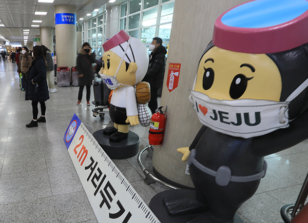 제주국제공항 도착장에 설치된 코로나19 예방을 위한 거리두기 캠페인 조형물이 이용객들의 눈길을 끌고 있다. (사진=저작권자(c) 연합뉴스, 무단 전재-재배포 금지)