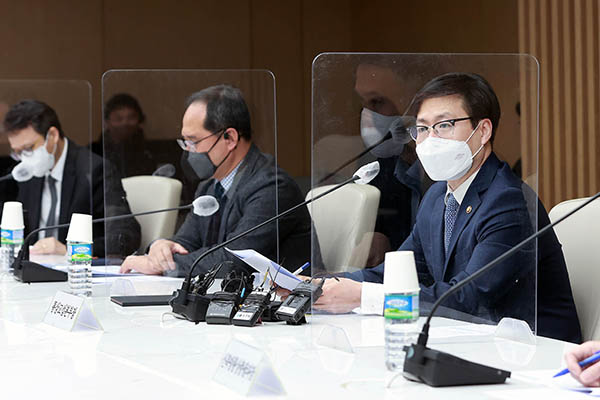 여한구 산업통상자원부 통상교섭본부장이 8일 오후 서울 대한상공회의소 열린 ‘대(對) 러시아 무역·투자 민관 대책회의’를 주재하고 있다. (사진=산업통상자원부)