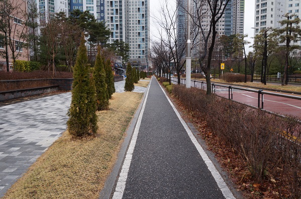 앉아서 아이를 기다릴 수 있는 학교 앞 걷고 싶은 길이 조성되었다.