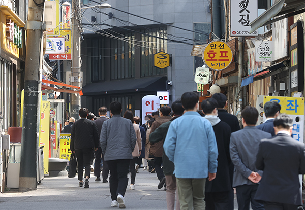 손영래 중앙사고수습본부 사회전략반장은 29일 코로나19 대응 정례브리핑에서 “일시에 모든 거리두기 조치 등을 해제할 경우에는 유행이 증폭될 가능성이 작지 않기 때문에 지난달 중순부터 점진적으로 (거리두기 조치를) 완화하고 있다”고 밝혔다. 사진은 이날 점심시간 서울 중구 무교동 거리 모습. (사진=저작권자(c) 연합뉴스, 무단 전재-재배포 금지)