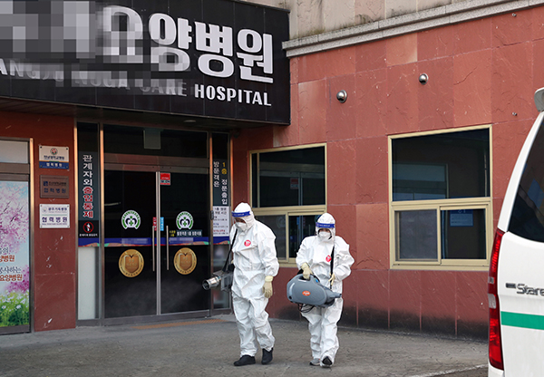 광주 북구 한 요양병원에서 북구보건소 감염병예방 방역팀 직원들이 소독 작업하고 있다. (사진=저작권자(c) 연합뉴스, 무단 전재-재배포 금지)