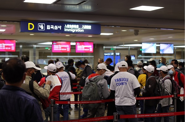 필리핀 국적 계절근로자가 입국심사 대기를 하고 있다. (사진=법무부)