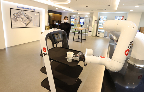 서울 마포구 드림스퀘어에 위치한 ‘스마트상점 모델샵’에서는 다양한 스마트기술을 활용한 스마트상점을 체험할 수 있다.(사진=국민소통실)