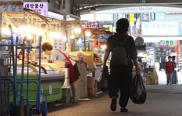 지난해 8월 한 전통시장에 방문한 시민들이 장을 보고 있다. (사진=저작권자(c) 연합뉴스, 무단 전재-재배포 금지)