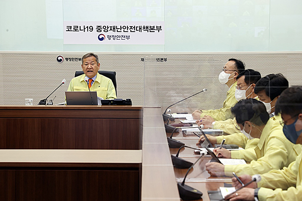 이상민 신임 행정안전부 장관이 13일 오전 세종시 정부세종2청사 중앙재난안전상황실에서 열린 코로나19 대응 중앙재난안전대책본부 회의를 주재하고 있다. (사진=행정안전부)