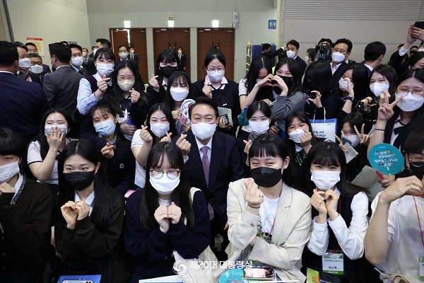 윤석열 대통령이 2일 경기 고양시 킨텍스에서 열린 2022 대한민국 고졸 인재 채용엑스포에 참석해 학생들과 기념촬영을 하고 있다. (사진=제20대 대통령실)