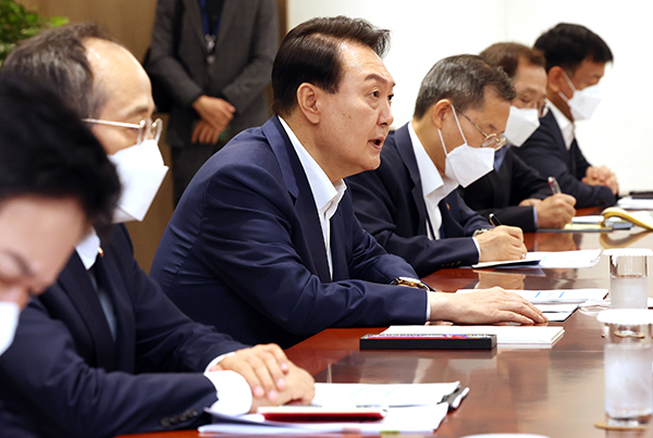 윤석열 대통령이 8일 오전 서울 용산 대통령실 청사에서 열린 제1차 비상경제민생회의를 주재하고 있다. (사진=저작권자(c) 연합뉴스, 무단 전재-재배포 금지)