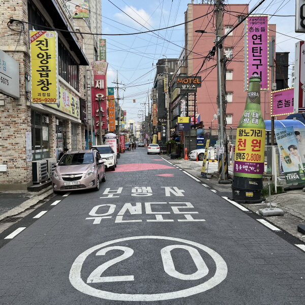 식당과 술집이 도로를 따라 길게 늘어져 있는 곳. 상업지역에서도 적용됐습니다.