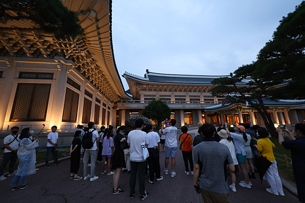 지난 20일 청와대 야간 개방 행사인 ‘청와대 한여름 밤의 산책’ 행사에 참여한 시민들이 본관을 둘러보고 있다. (사진=저작권자(c) 연합뉴스, 무단 전재-재배포 금지)