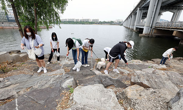 세계 환경의 날인 지난 6월 5일 서울 서초구 반포한강공원 달빛광장에서 쓰레기를 청소하는 ‘줍깅으로 감탄해’ 행사에 참여한 시민들이 쓰레기를 줍고 있다.(사진=저작권자(c) 연합뉴스, 무단 전재-재배포 금지)