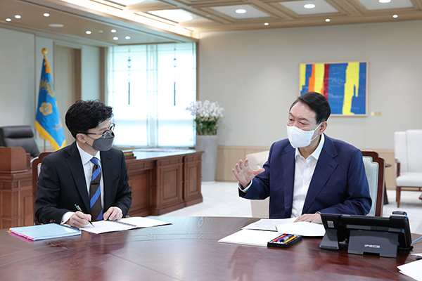 윤석열 대통령이 26일 서울 용산 대통령실 청사에서 한동훈 법무부 장관으로부터 부처 업무보고를 받고 있다. (사진=대통령실)