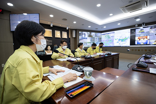 한화진 환경부 장관이 10일 서울 서초구 한강홍수통제소에서 ‘중부지방 집중호우 대응상황 점검회의’를 개최하고 있다. (사진=환경부)