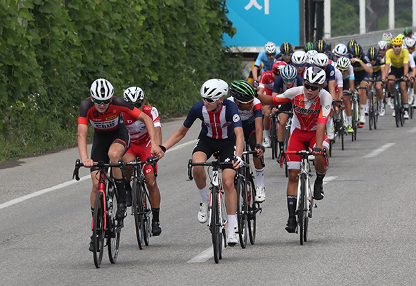 지난 2019년 9월 경기도 파주시 통일대교 남단에서 열렸던 ‘뚜르 디 디엠지(Tour de DMZ) 2019 국제자전거대회’ 참가 선수들이 임진강을 건넌 뒤 손을 잡으며 격려하고 있다. (사진=저작권자(c) 연합뉴스, 무단 전재-재배포 금지)