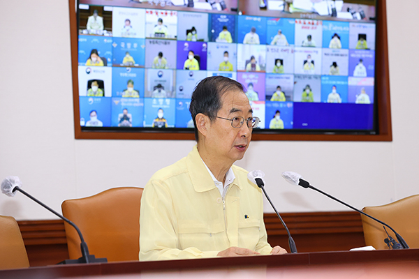 한덕수 국무총리가 12일 서울 세종로 정부서울청사에서 집중호우 대처상황 점검회의 및 코로나19 중대본회의를 주재하고 있다.(사진=국무조정실)