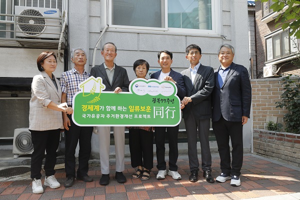 23일 '경제계가 함께하는 일류보훈 동행' 행사에 참석한 허창수 전국경제인연합회 회장(왼쪽 세번째부터), 최명수 애국지사의 외손녀 이성자씨, 박민식 국가보훈처장과 김승모 한화 대표이사가 기념촬영을 하고 있다. (사진=저작권자(c) 연합뉴스, 무단 전재-재배포 금지)