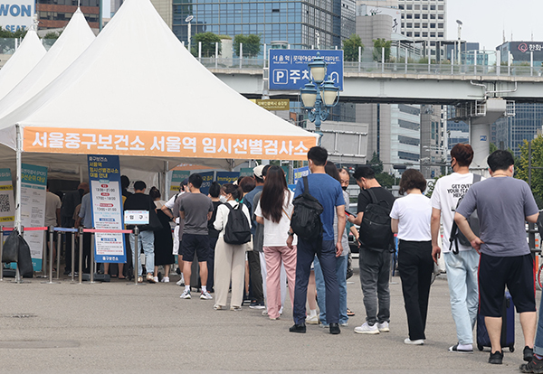 추석 연휴 마지막 날이었던 지난 12일 오후 서울역 코로나19 임시선별검사소를 찾은 시민들이 검사를 위해 대기하고 있다. (사진=저작권자(c) 연합뉴스, 무단 전재-재배포 금지)