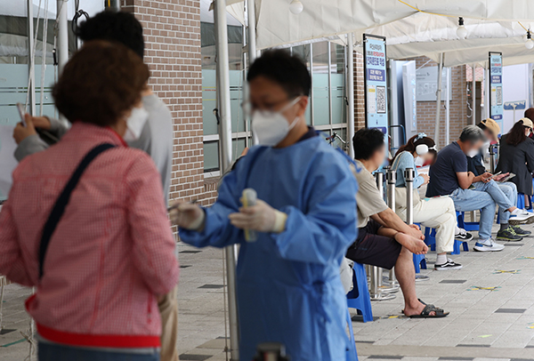 지난 9월 28일 오전 서울 마포구보건소 코로나19 선별진료소에서 PCR 검사를 받으려는 시민들이 대기하고 있다. (사진=저작권자(c) 연합뉴스, 무단 전재-재배포 금지)