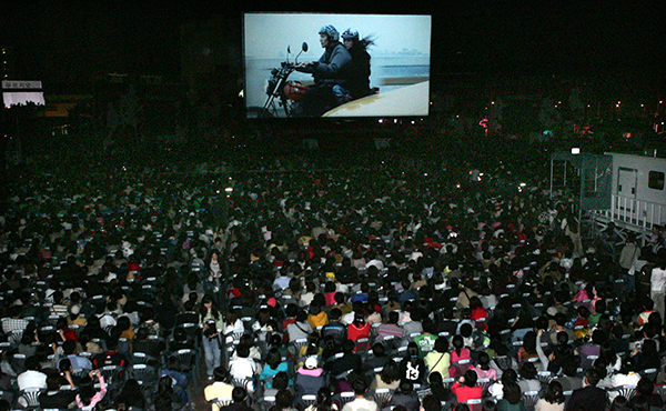 2005년 제10회 부산국제영화제가 개최됐던 부산 해운대 수영만요트경기장에서 개막작 <쓰리 타임즈>가 상영되고 있다. (사진=저작권자(c) 연합뉴스, 무단 전재-재배포 금지)