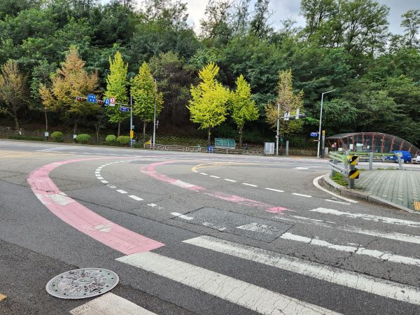 녹사평역이 있는 지상 도로 면에 분홍색으로 색깔유도선이 표시되어 있다.