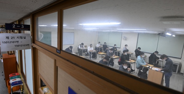 2022학년도 대학수학능력시험일인 18일 오전 서울 종로구 경복고등학교에서 수험생들이 시험 준비를 하고 있다.(사진=저작권자(c) 뉴스1, 무단 전재-재배포 금지)