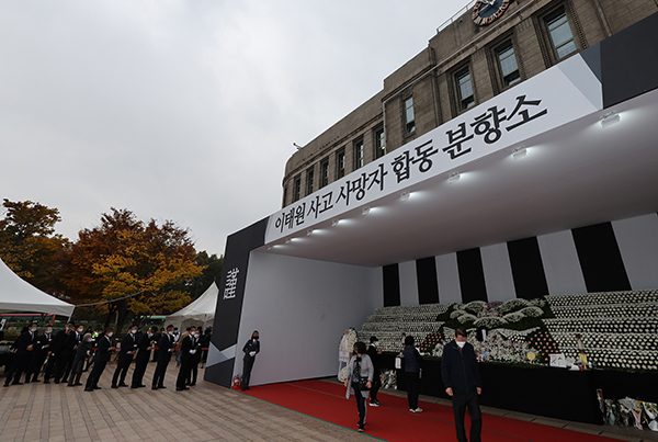 1일 오전 서울광장에 마련된 이태원 사고 사망자 합동 분향소에서 시민들이 조문하고 있다. (사진=저작권자(c) 연합뉴스, 무단 전재-재배포 금지)