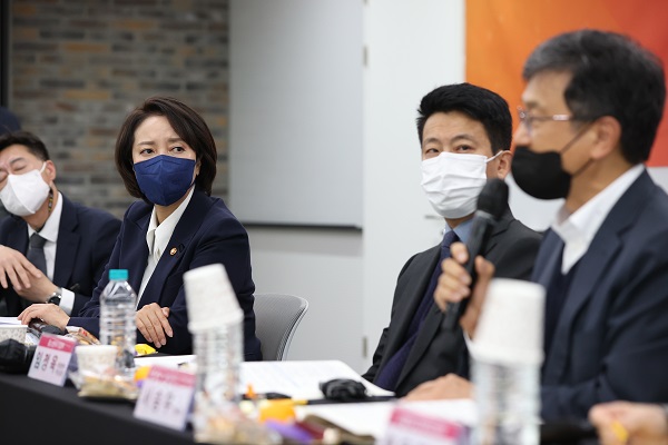 이영 중소벤처기업부 장관이 3일 서울 용산구 서울창조경제혁신센터에서 열린 신산업분야 기업 및 전문가 업계 간담회에서 현장의견을 청취하고 있다. (사진=중소벤처기업부)