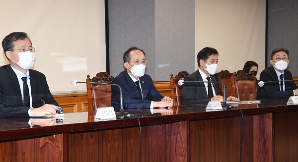 추경호 부총리 겸 기획재정부 장관이 3일 서울 중구 은행연합회에서 열린 비상거시경제금융회의를 주재하고 있다. (사진=기획재정부)