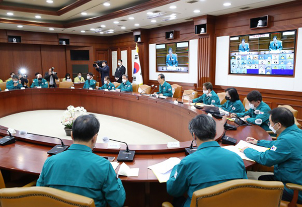 한덕수 국무총리가 4일 정부서울청사 중앙재난안전대책본부 상황실에서 이태원 사고 중대본 회의를 주재하고 있다. (사진=국무조정실)