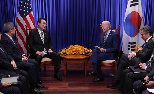 윤석열 대통령이 13일(현지시간) 캄보디아 프놈펜 한 호텔에서 조 바이든 미국 대통령과 정상회담을 하고 있다. (사진=저작권자(c) 연합뉴스, 무단 전재-재배포 금지)