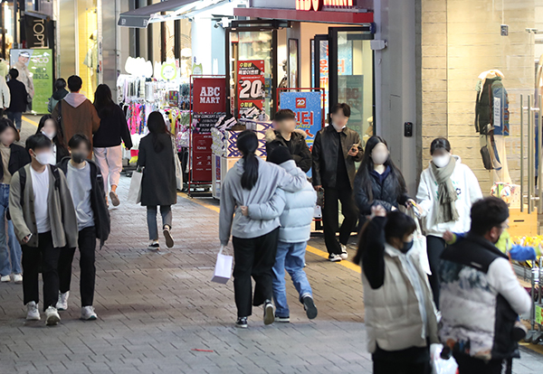 수능일인 지난 17일 오후 광주 동구 충장로가 북적이고 있다. (사진=저작권자(c) 연합뉴스, 무단 전재-재배포 금지)