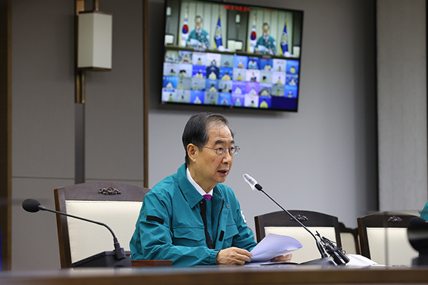 한덕수 국무총리가 23일 정부세종청사에서 열린 이태원 사고 및 코로나19 중앙재난안전대책본부(중대본) 회의를 주재하고 있다.(사진=국무조정실)