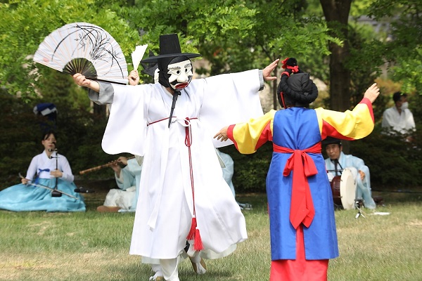 지난 6월 서울 종로구 국립민속발물관에서 탈춤의 한 종류인 송파산대놀이가 열리고 있는 모습.
