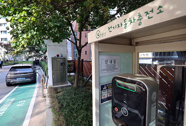 서울시청 서소문청사 전기차충전소에서 전기차가 충전을 하고 있다. (사진=저작권자(c) 연합뉴스, 무단 전재-재배포 금지)