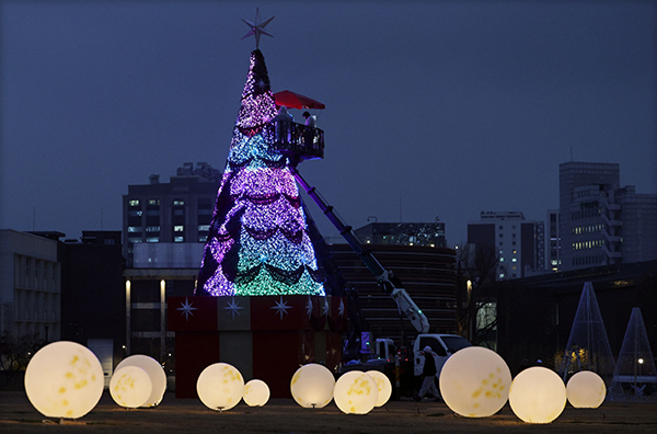 서울 종로구 열린송현녹지광장에 설치된 크리스마스 트리. (사진=저작권자(c) 연합뉴스, 무단 전재-재배포 금지)
