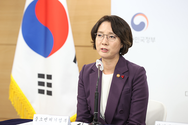 이영 중기부 장관이 27일 서울 광화문 정부서울청사 본관 브리핑실에서 연두업무보고를 마치고 사후 브리핑을 진행하고 있다.(사진=중소벤처기업부)