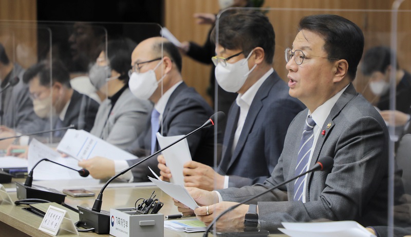 방기선 기획재정부 차관이 13일 서울 영등포구 한국수출입은행에서 열린 ‘제16차 비상경제차관회의 겸 일자리 TF 제2차 회의’를 주재, 모두발언을 하고 있다. (사진=기획재정부)