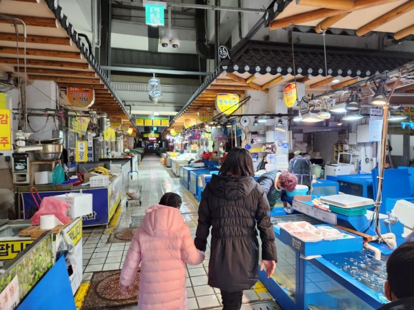 경주 중앙시장 해산물 골목.