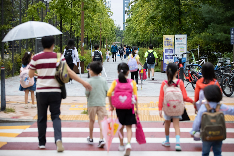 초등학교 학생들이 아침 등교하고 있는 모습. (사진=문화체육관광부 국민소통실)