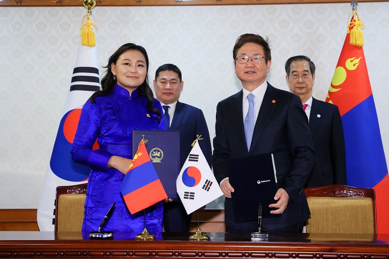 박보균 문체부 장관이 15일 몽골 총리의 공식 방한을 계기로 한국을 찾은 몽골 문화부 친바트 너밍 장관을 만나 한국과 몽골 간 문화교류 협력을 확대하는 내용을 담은 ‘2023년-2026년 문화교류시행계획서’를 체결하고 기념촬영을 하고 있다.(사진=국무조정실)