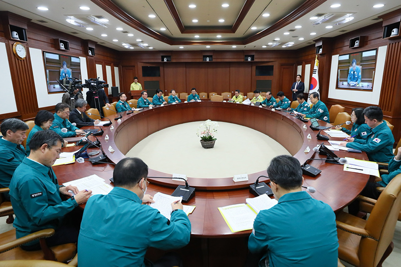 한덕수 국무총리가 17일 정부서울청사에서 열린 코로나19 중대본 회의 및 봄철 산불 대응 상황 점검회의를 주재하고 있다.(사진=국무조정실)