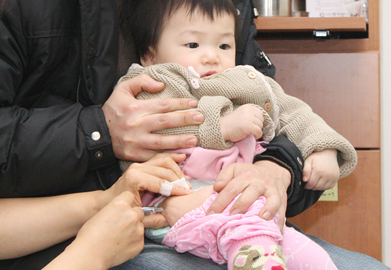 인천적십자병원에서 한 영유아가 백신 주사를 맞고 있다. (사진=저작권자(c) 연합뉴스, 무단 전재-재배포 금지)