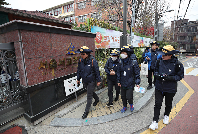 서울시 안전보안관 대원들이 6일 서울 마포구 서교초등학교 주변에서 안전 점검 및 위반사항 신고 등 활동을 위해 순찰하고 있다. (사진=저작권자(c) 연합뉴스, 무단 전재-재배포 금지)