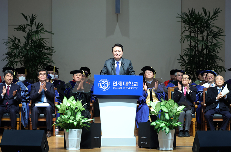 윤석열 대통령이 27일 서울 서대문구 연세대학교에서 열린 2023년 2월 학위수여식에서 축사를 하고 있다. (사진=저작권자(c) 연합뉴스, 무단 전재-재배포 금지)