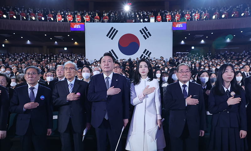 윤석열 대통령과 김건희 여사가 1일 서울 중구 유관순 기념관에서 열린 제104주년 3.1절 기념식에서 국기에 경례하고 있다. (사진=저작권자(c) 연합뉴스, 무단 전재-재배포 금지)